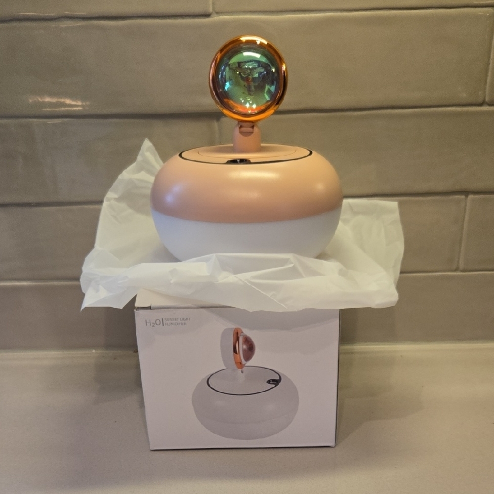 NWOT Elegant Sunset Lamp Humidifier and Aroma Diffuser